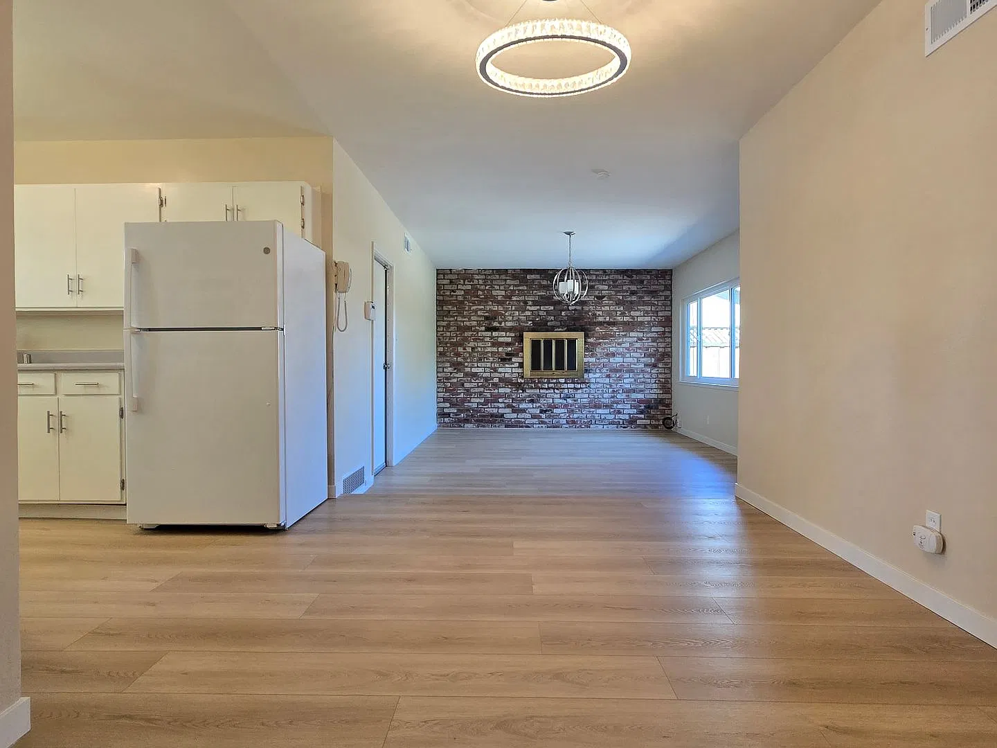 Single Family Home, Quartz Countertops, Fresh Paint, Wood Floors, New Carpet, New Windows, Patio ... — Photo 3