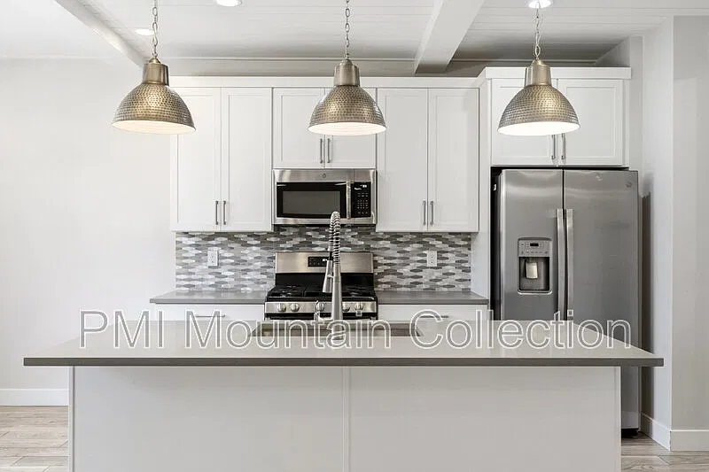 4 bed, 3.5 bath, 2202 sqft, $3,600 — Photo 3