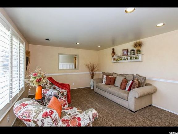 3rd image of 1231 E Sego Lily Dr