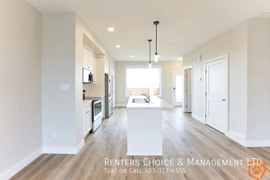 3 Bedroom Townhouse With Assigned Parking — Photo 1