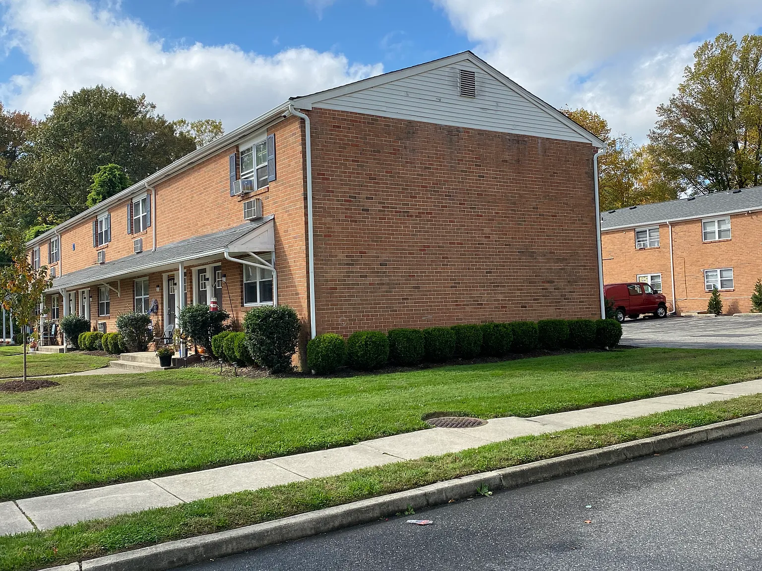 Lincoln Court Apartments — Photo 1