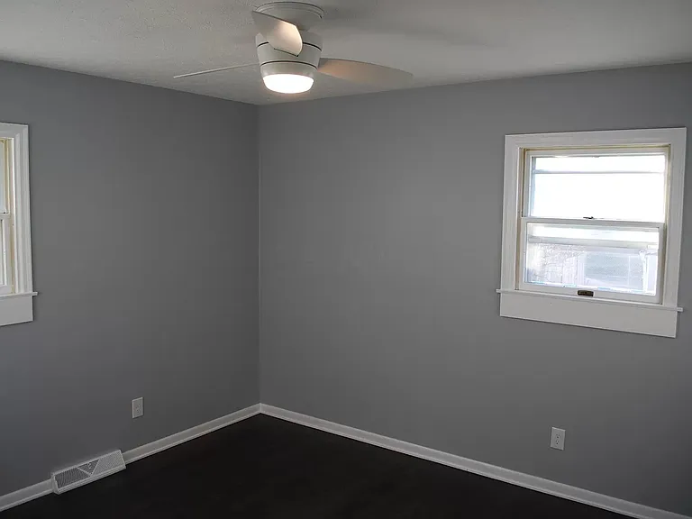 2669 Thorndale Ave — Photo 9