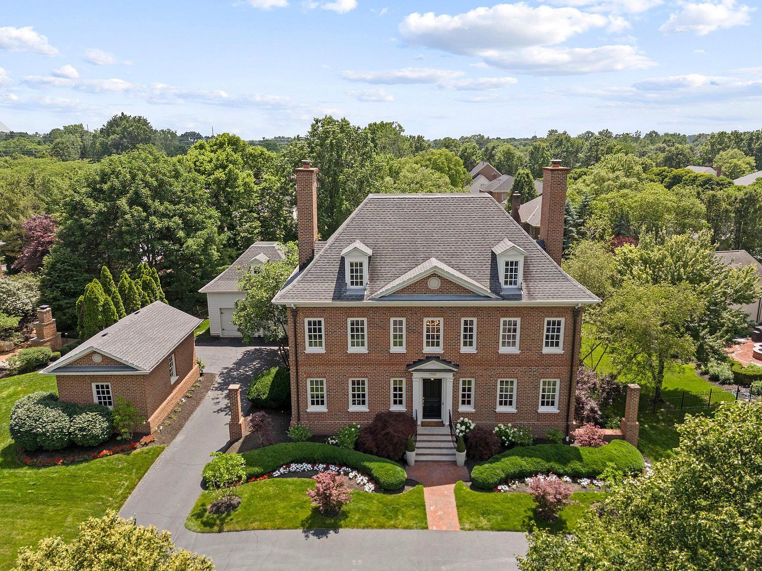 7555 Lambton Park Rd