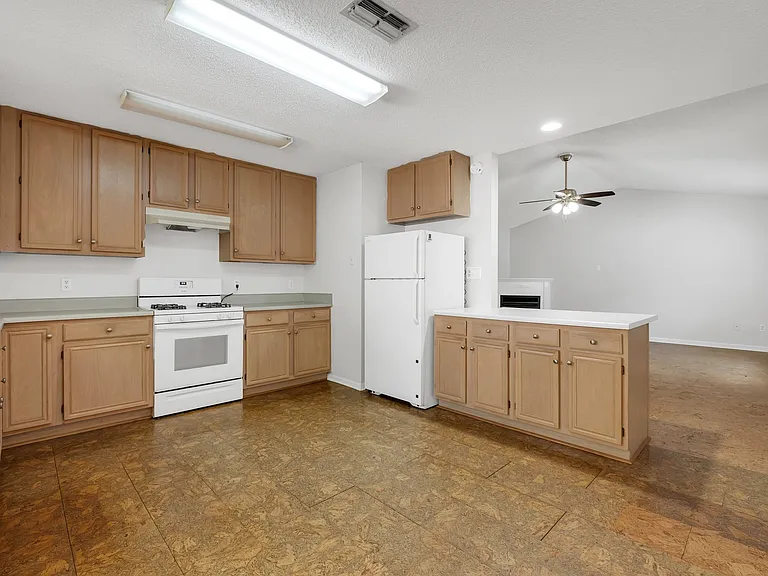1940 Maymeadow Ln — Photo 2