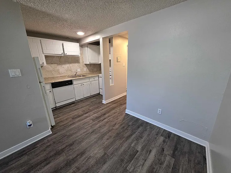 Sunstone Apartments — Photo 14