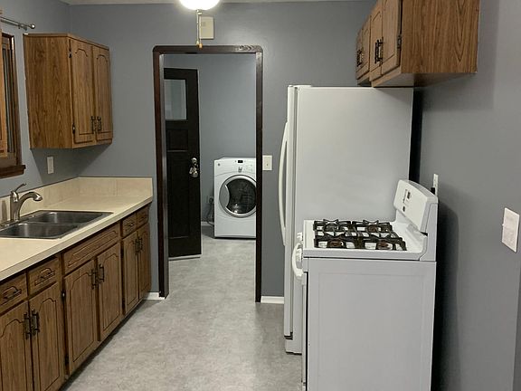 3rd image of 465 Holly Dr