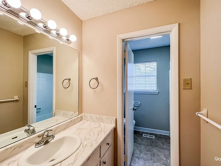 2539 Daly Dr — Photo 10