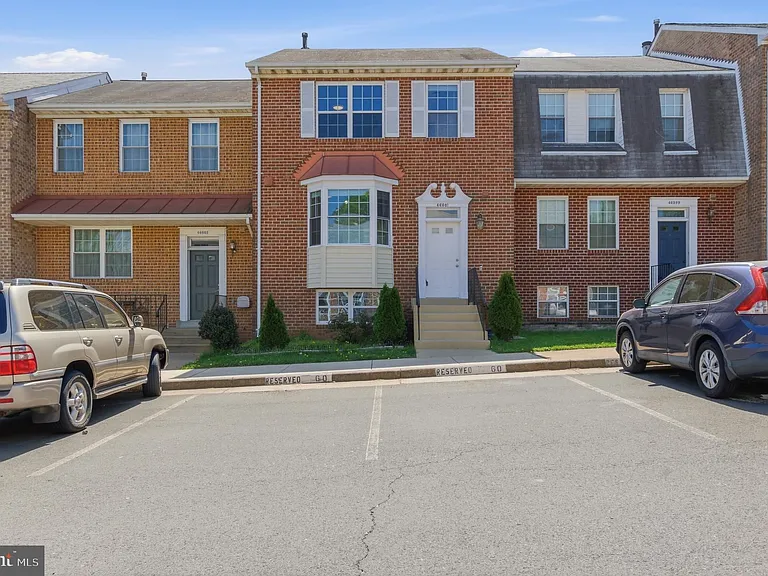 46601 Carriage Ct — Photo 2