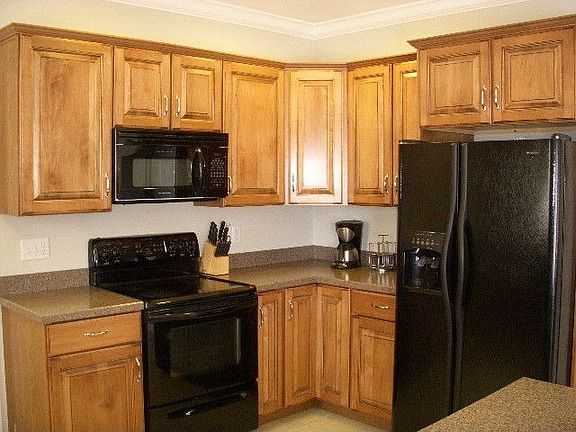 Beautiful hickory cabinets...
