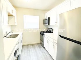 1054 W Goodyear Ave