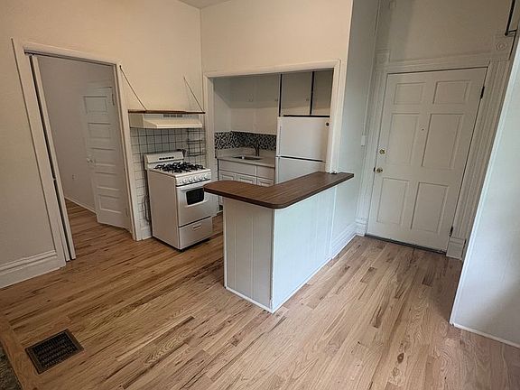 5th image of 521 S Grant St APT 1