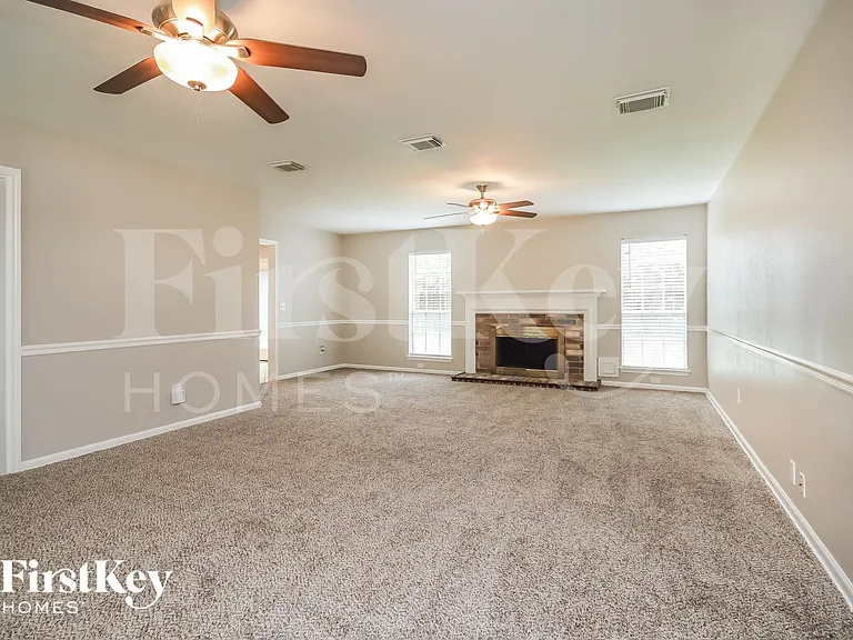 4004 Ashwood Dr — Photo 3