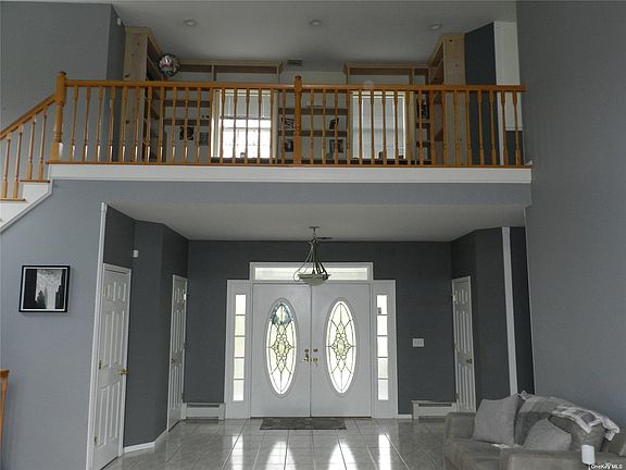 4th image of 11 Drumlin Ct