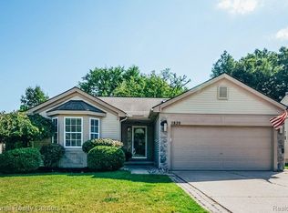 2820 Birchwood Dr, Waterford, MI 48329