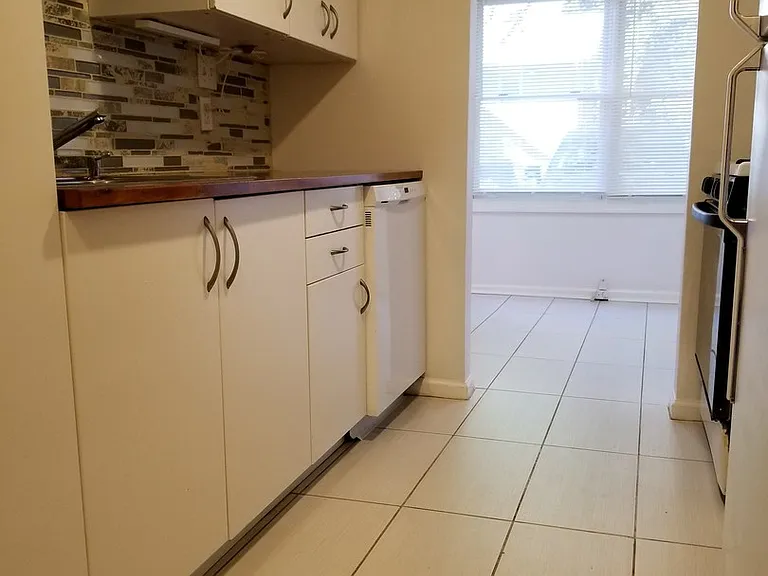 125 Sterling Ct — Photo 3