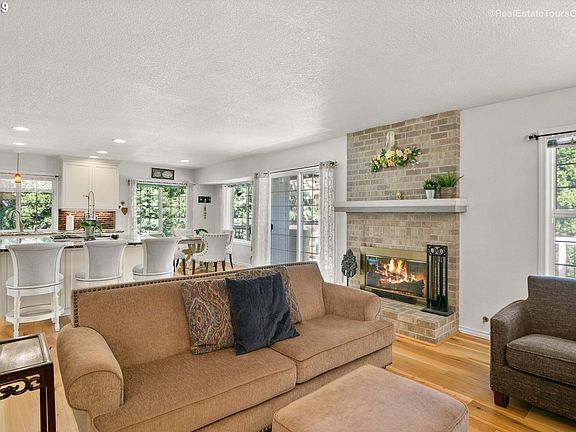 3rd image of 802 NW 141st St