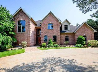 10090 Bennett Lake Rd, Fenton, MI 48430