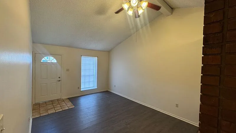 2 bed, 1.5 bath, 1129 sqft, $1,185 — Photo 2