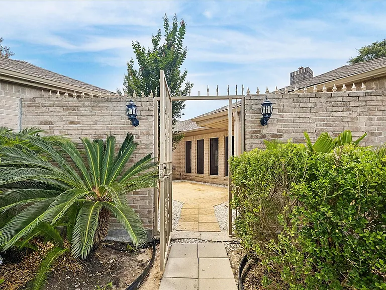 7618 Bankside Dr — Photo 16
