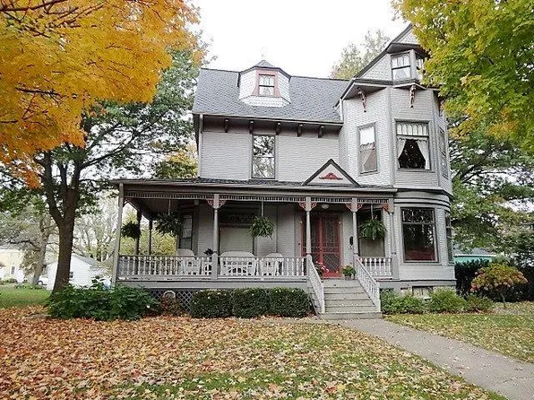 817 East St, Grinnell, IA 50112