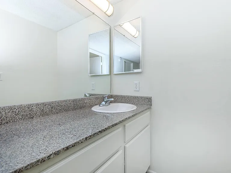 Palm Lane Apartment Homes — Photo 10