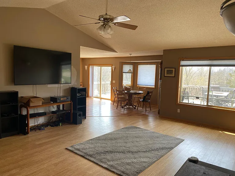 675 Clarence Ave — Photo 4