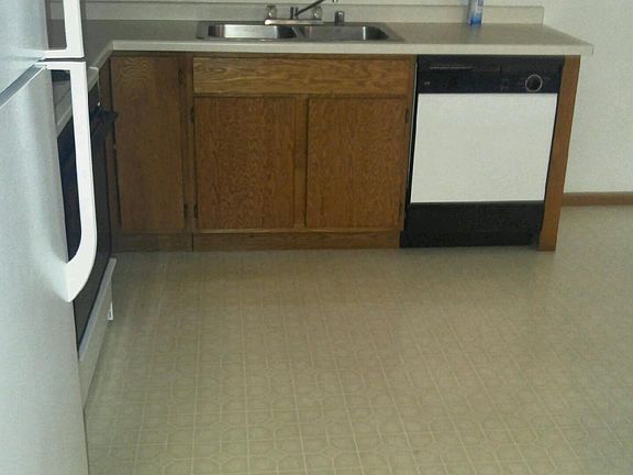 3rd image of 112 Rosewood Ln N