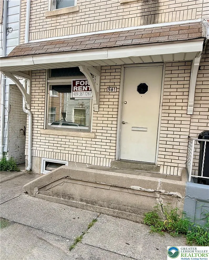 3 bed, 1.0 bath, 570 sqft, $1,550 — Photo 1