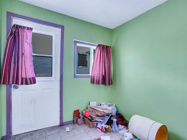 210 W Erin Woods Cir SE, Calgary, AB T2B 3E1