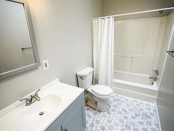 4th image of 202 S Poplar Ct