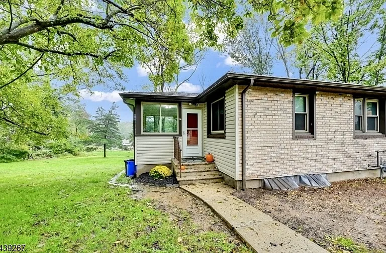14 Sharon Ct — Photo 5