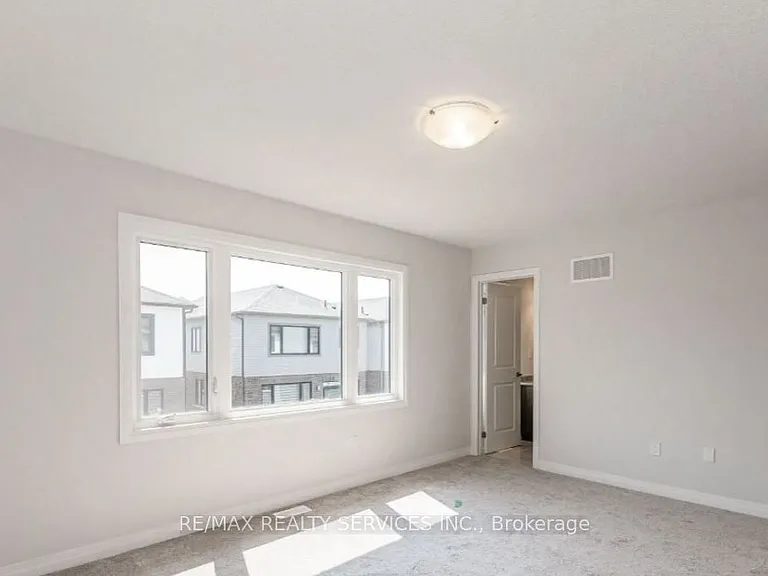 43 Freedom Cres — Photo 8