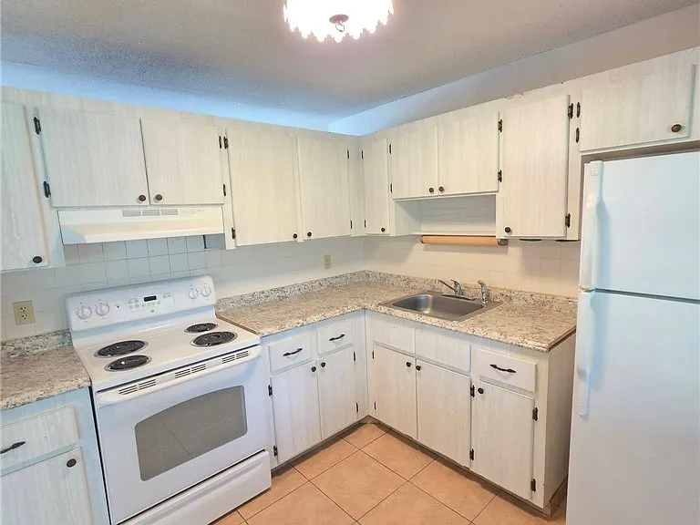 221 Harmony Ln — Photo 3
