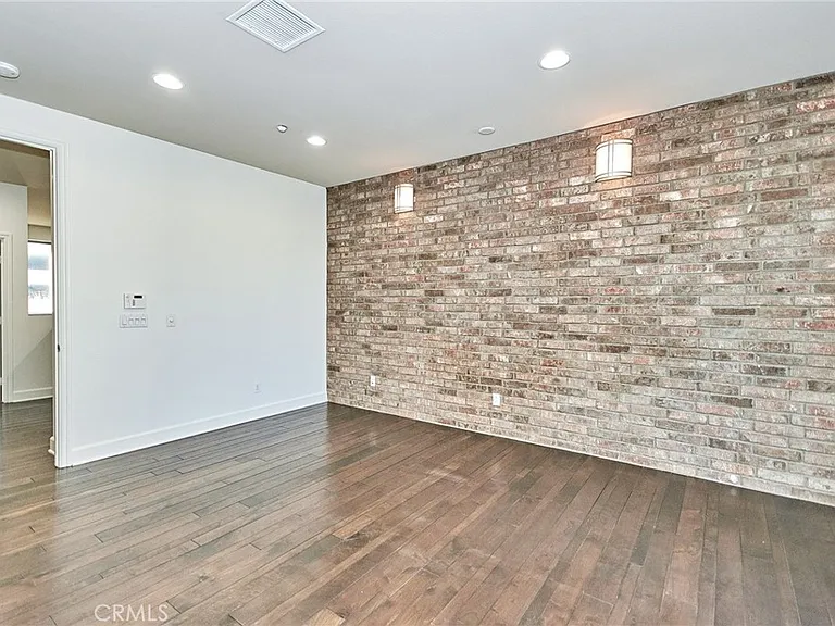 15 Vantis Dr — Photo 9
