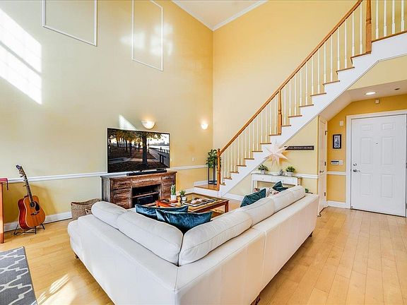 4th image of 769 Montgomery St #215