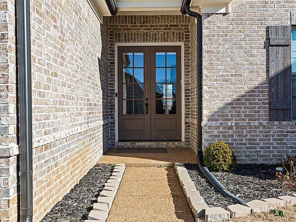 5th image of 125 Briar Hollow Ln