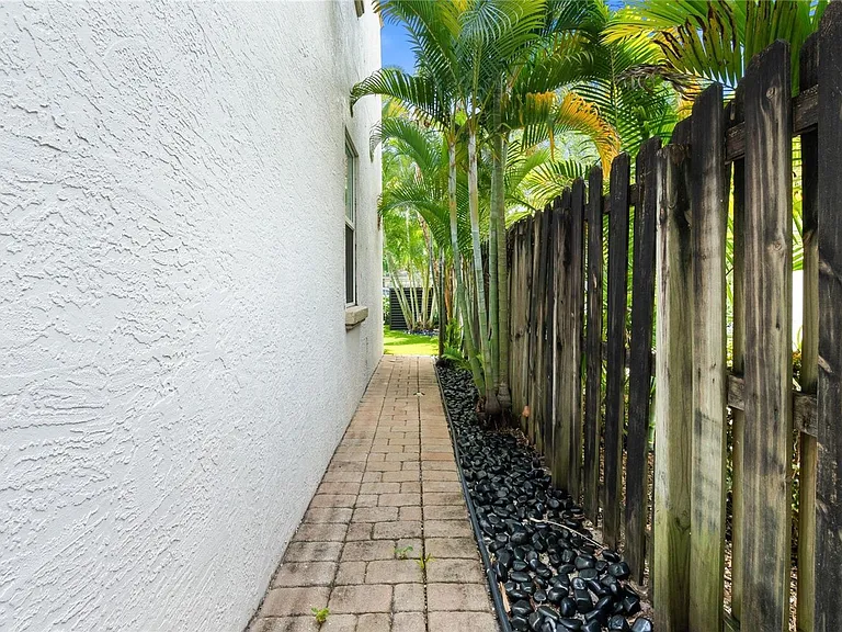 417 SW 8th St #0 — Photo 3
