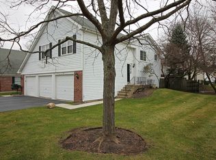 77 Willow Cir, Cary, IL 60013