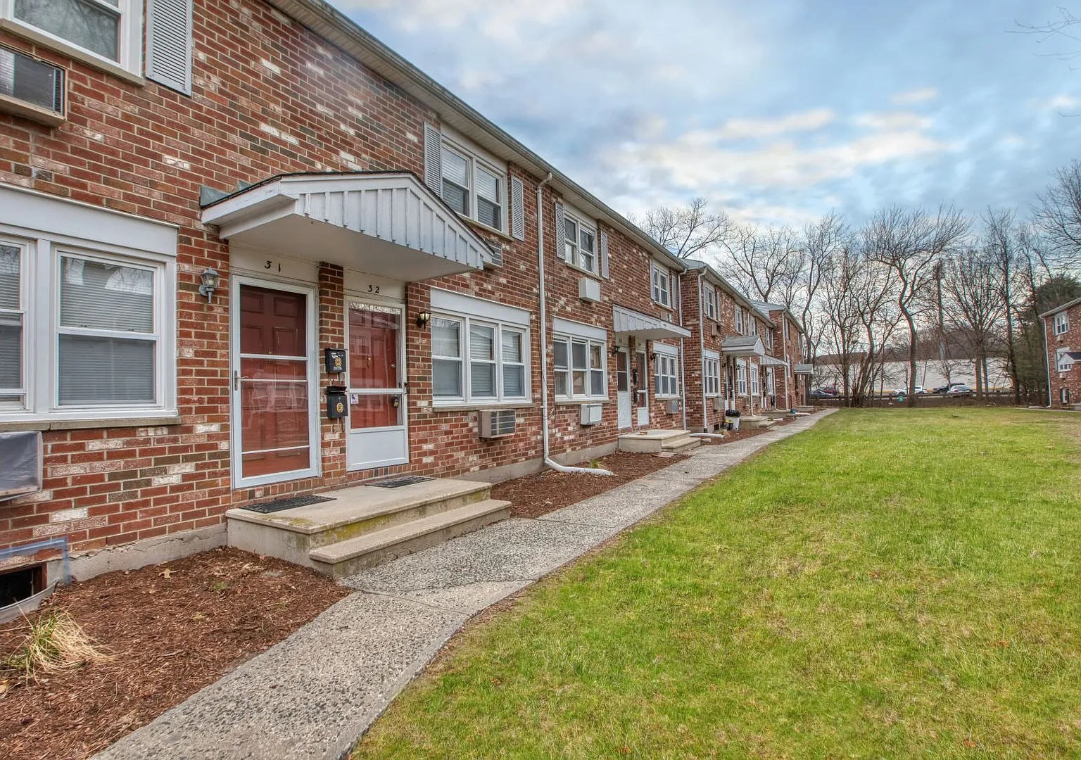 Beautiful two-bedroom townhouse condo with open floor plan — Photo 3