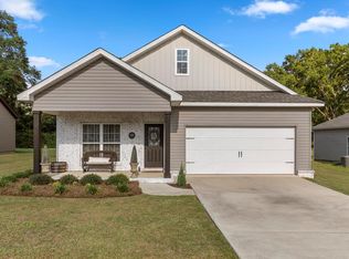121 Village Ln, Headland, AL 36345