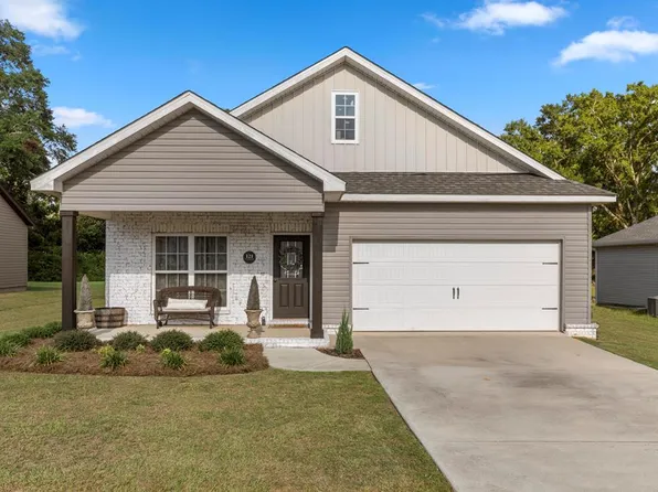 121 Village Ln, Headland, AL 36345