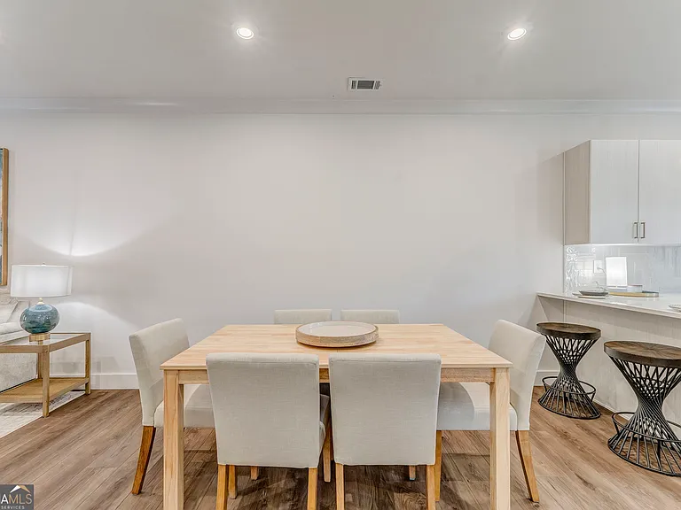 77 Chateau Dr — Photo 24