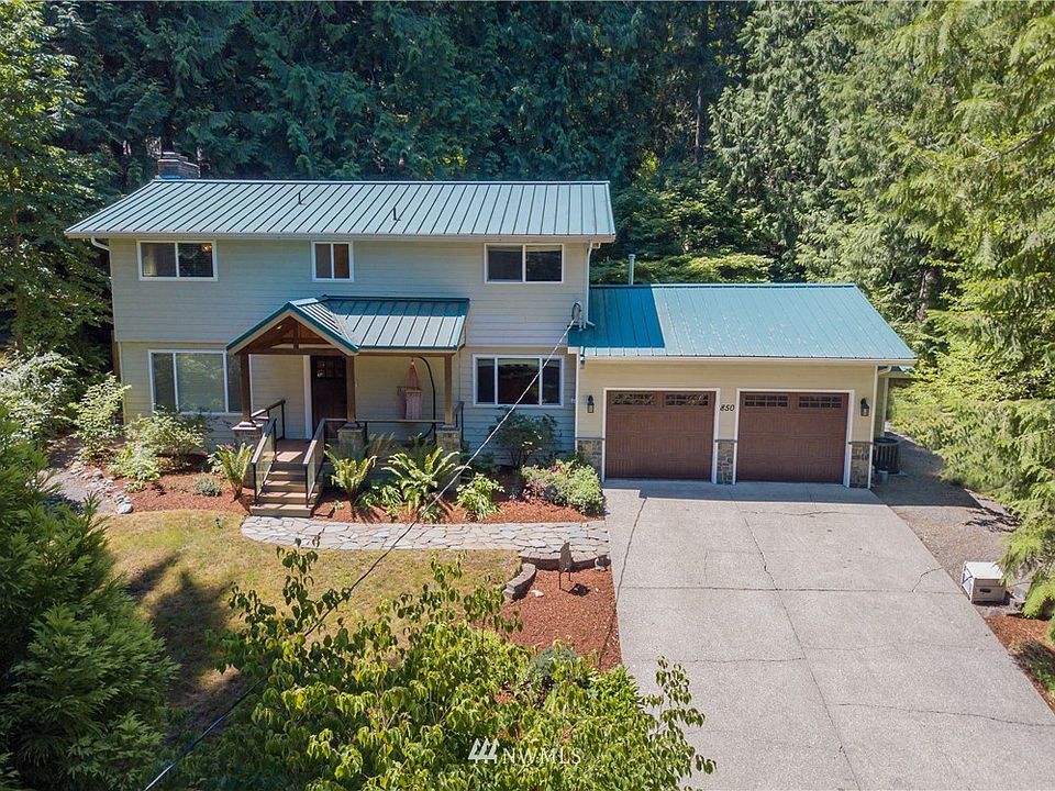 Welcome home to Squak Mountain! Up the hill from Tibbets fields and the downtown Issaquah area, this sought after neighborhood and home is just what you have been looking for!