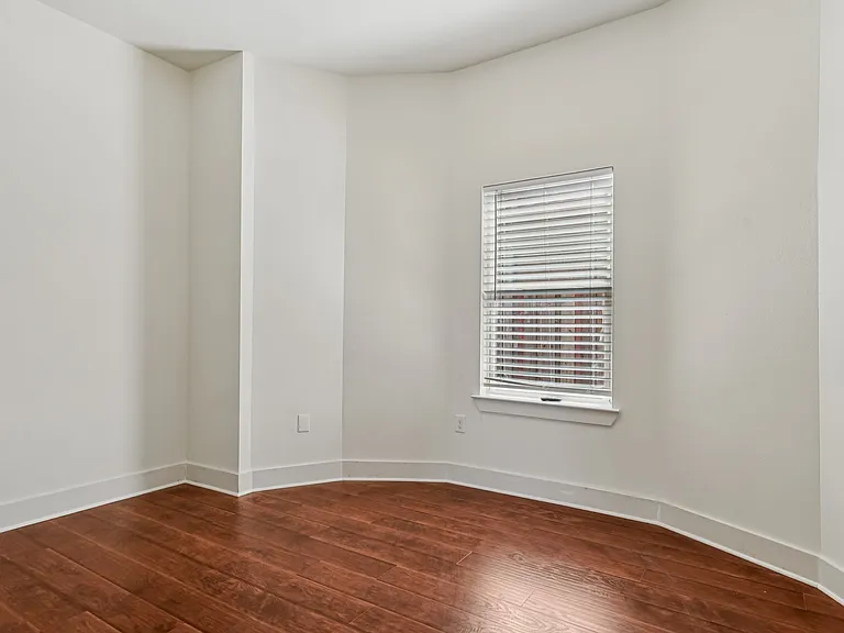 422 N Marlborough Ave — Photo 15