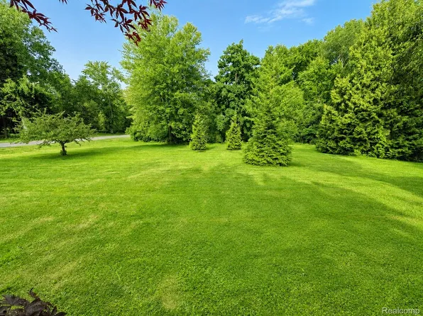 1 Woodcrest Rd, Rochester, MI 48309