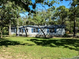 150 Shady Oaks Dr, Floresville, TX 78114