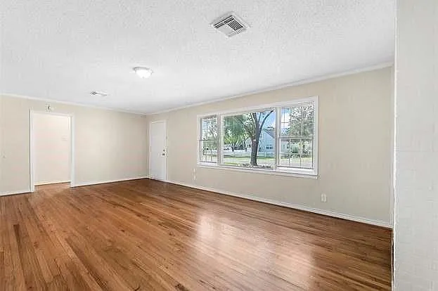 2 bed, 1.0 bath, 1350 sqft, $1,300 — Photo 3