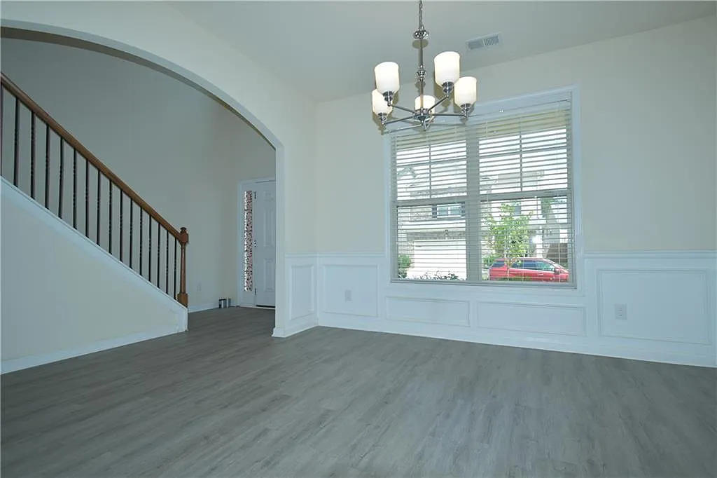 5 bed, 3.0 bath, 2638 sqft, $2,800 — Photo 2