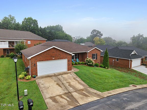 3rd image of 207 Farmington Dr