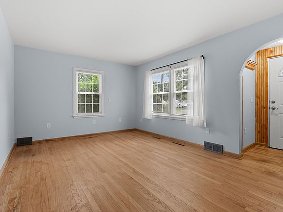 4th image of 125 Sunset Blvd E